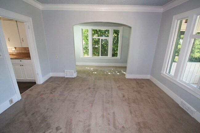 Building Photo - PRIVATE BOTHELL HOME FOR RENT W LARGE YARD & NEW PAINT & CARPET!