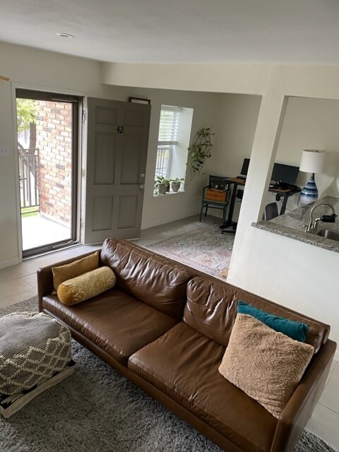 Beautiful light from all angles. - 3131 Southwest Fwy