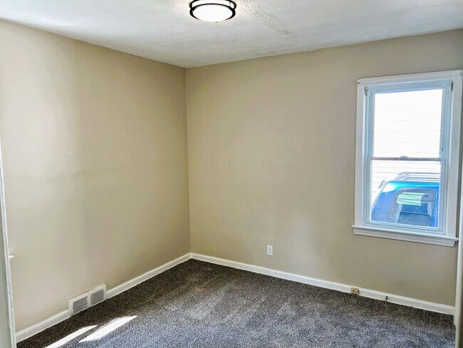 Building Photo - 2450 Greenvale Rd