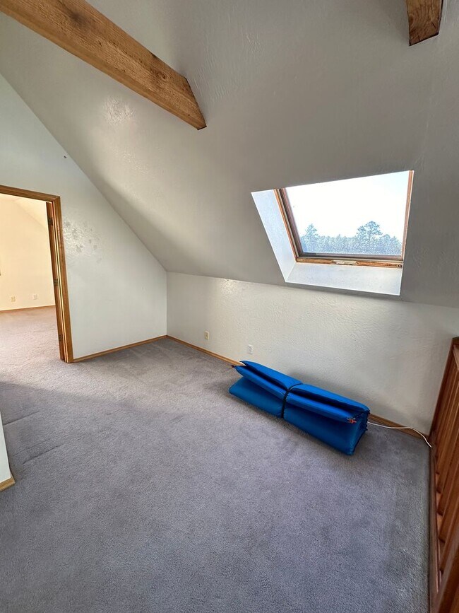Building Photo - wonderful 3 bedroom home in serene setting