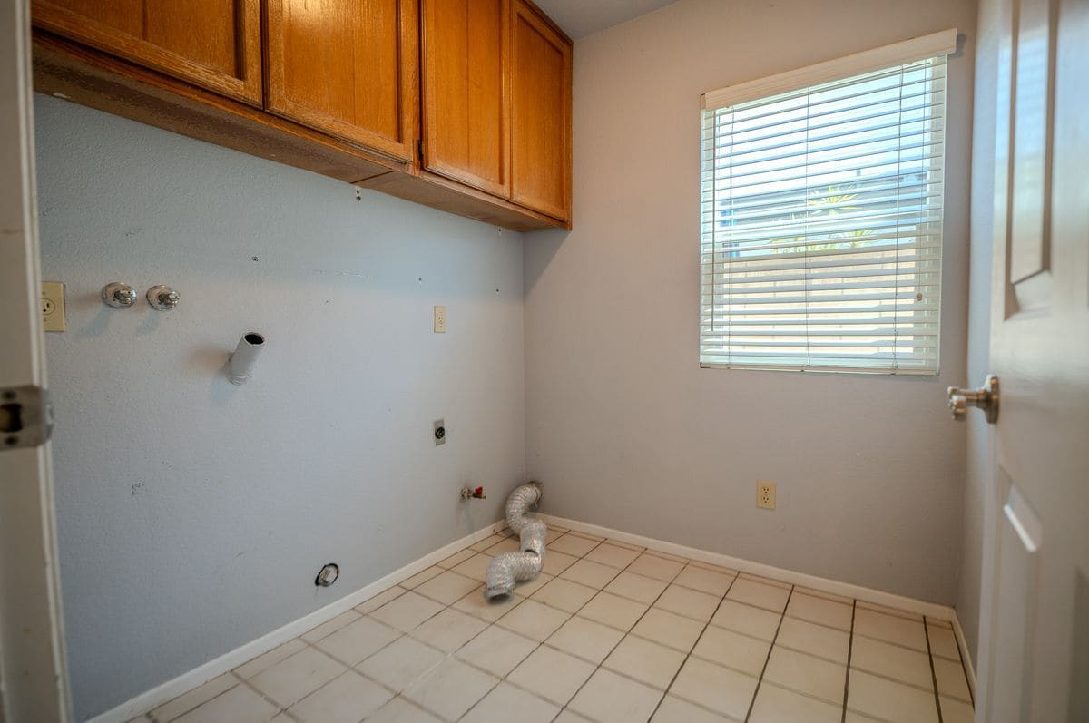 Building Photo - 3099 Oakview Ln