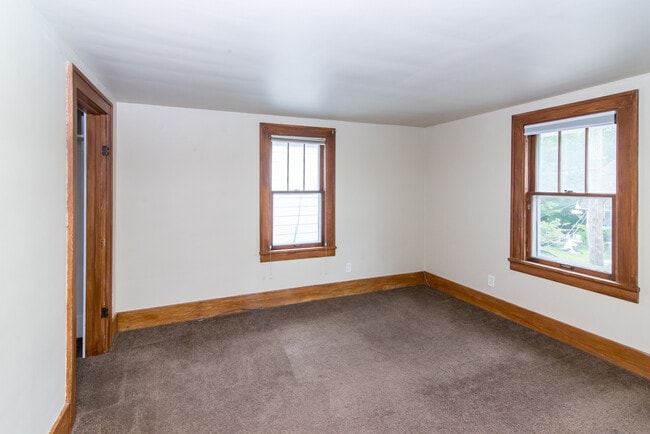 Building Photo - 945 Woodlawn Ave