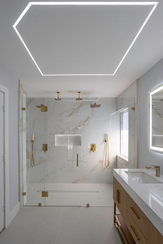 Building Photo - 1605 S Club Dr