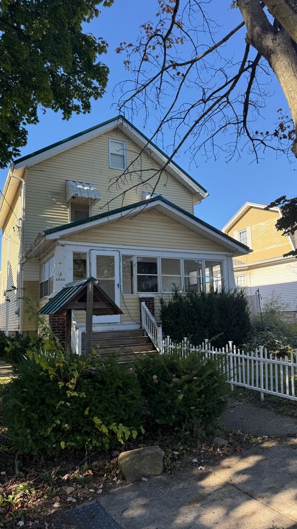 Building Photo - Large 4 bedroom single family home ready now!
