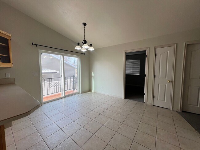 Building Photo - Large 5 Bedroom 2 Bathroom 2 Car Garage