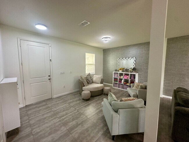 Building Photo - Discover the Charm of This Stunning 4-Bedr...