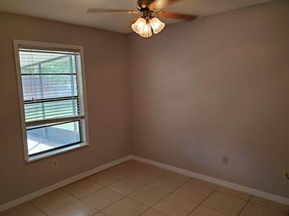 Building Photo - Spacious 3 bedroom house with large screened back porch
