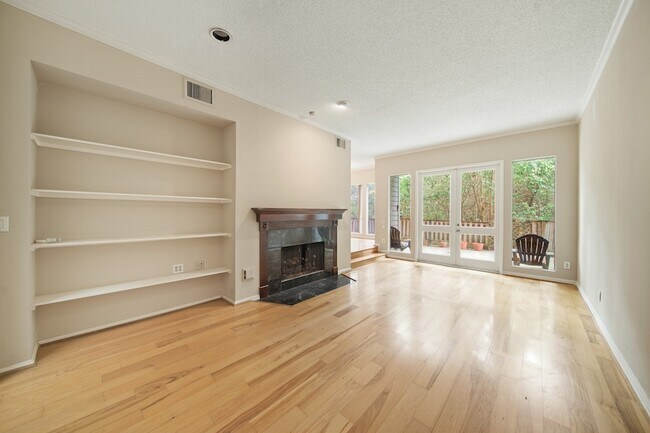 Building Photo - 130 Sugar Berry Cir