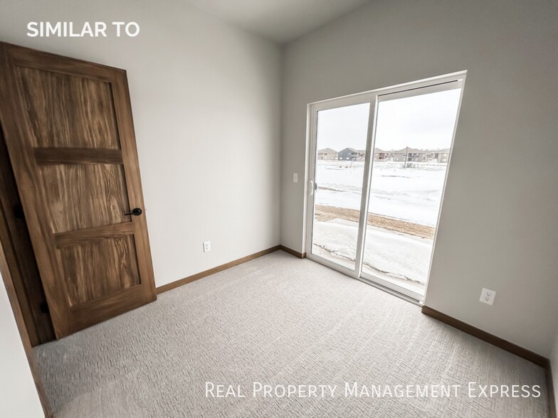 Building Photo - Stunning 3-Bedroom Townhome in Western Sio...