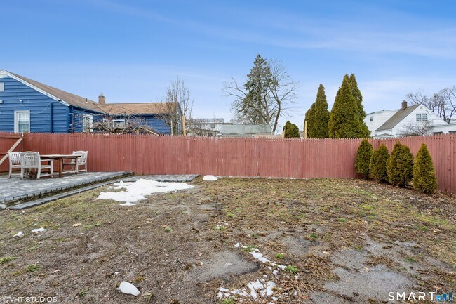 Building Photo - 680 Queen St