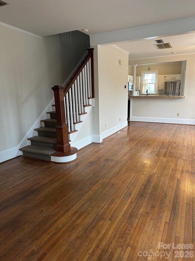 Building Photo - 407 W 9th St