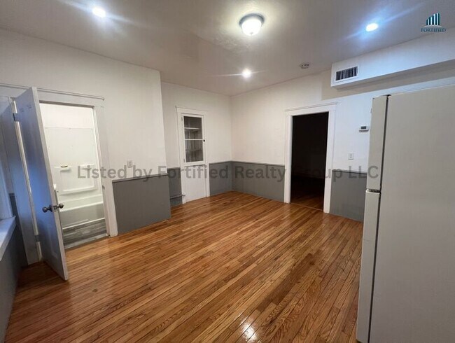 Building Photo - 42 Kilburn St