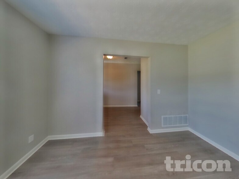 Building Photo - 671 Custer Cir