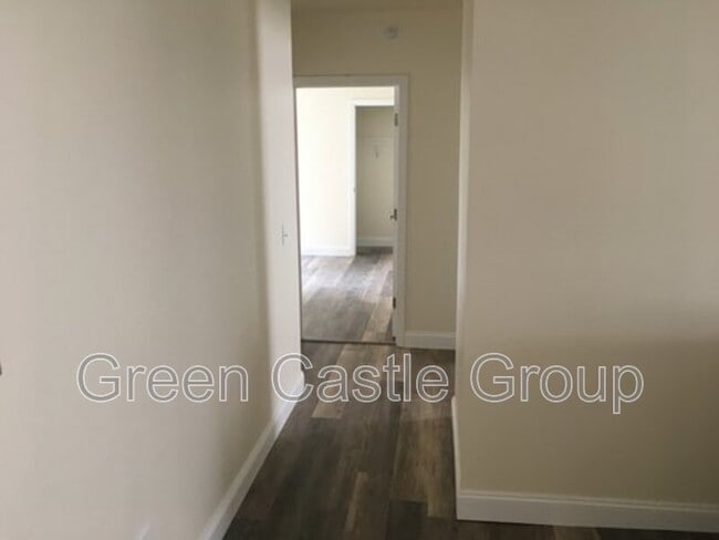 Building Photo - 323-325 College Street, Unit 12
