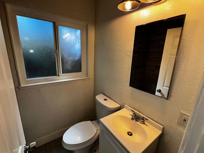 Building Photo - 2 bed 1 bath with attached garage