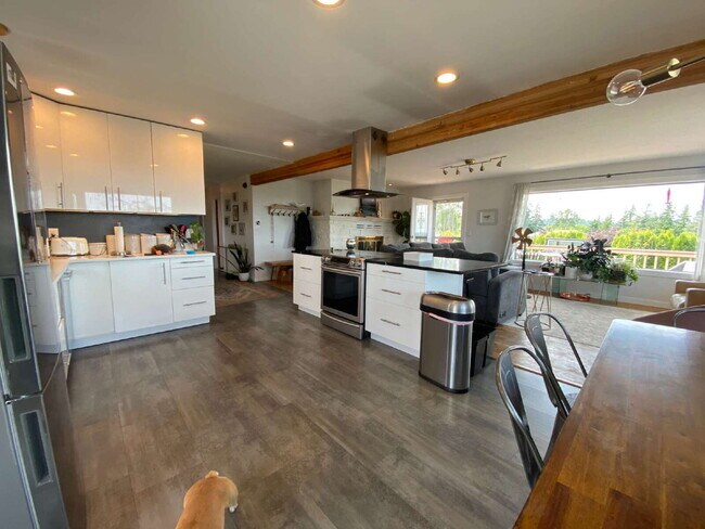 Building Photo - Spectacular Panoramic View at this 5-bed, ...