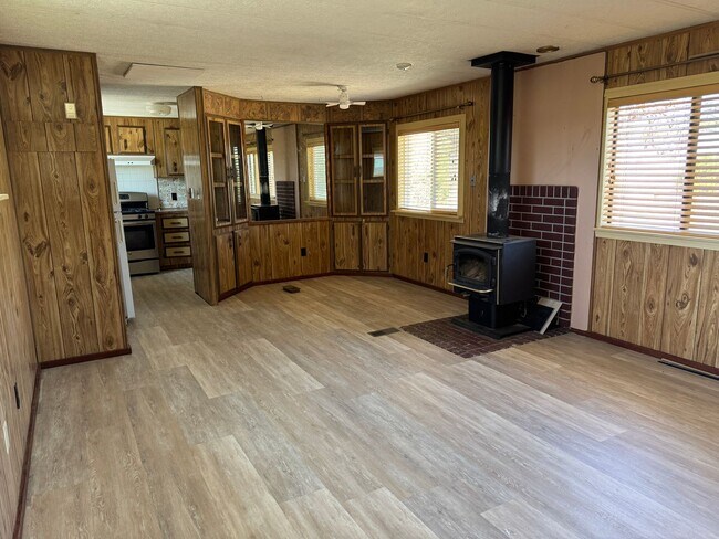 Building Photo - 3 Bedroom, 2 Bathroom Home in Tijeras, NM