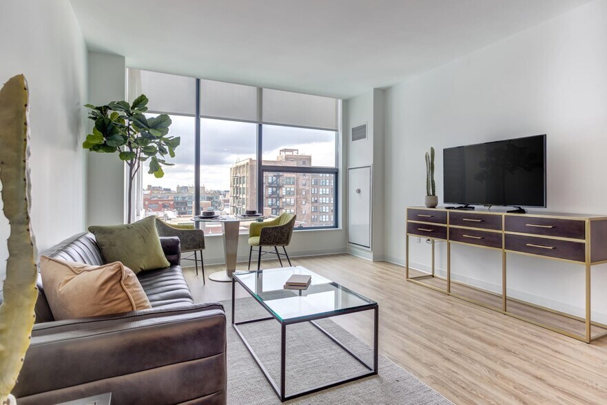 Building Photo - 336 S Halsted St