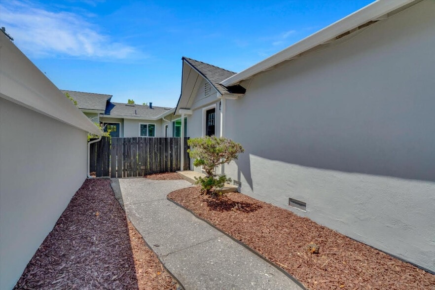 Building Photo - 1711 Marshall Ct
