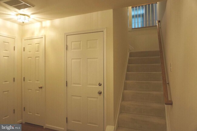 Building Photo - Beautiful Townhouse in Washingtonian Center