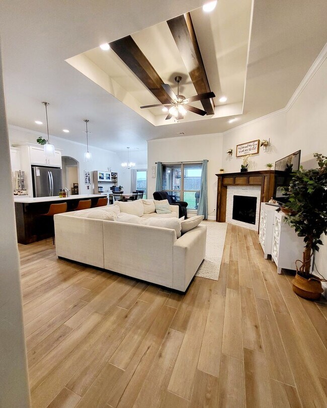 Building Photo - You Could Call This Beautiful 4-Bed, 2-Bat...