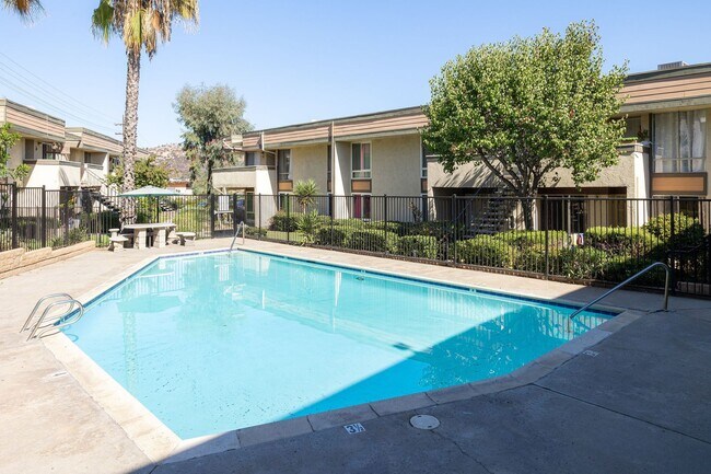 Building Photo - Beautifully Updated 2 Bedroom Condo with Optional Furniture!