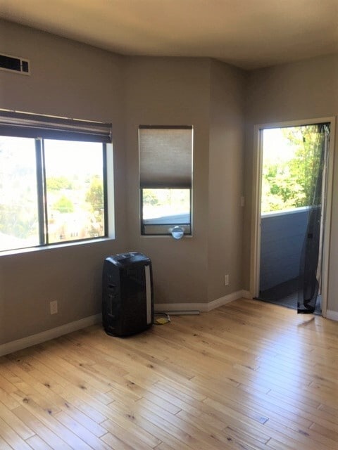 Building Photo - COMING SOON! Light & Bright 1 Bedroom/1 Ba...
