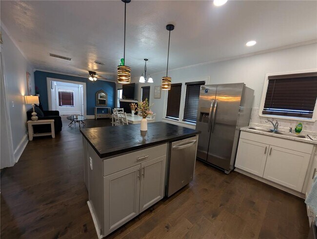 Building Photo - 771 14th Ave S