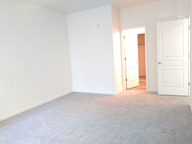 Building Photo - Beautiful and Spacious 3 Bedroom 2 Bath To...