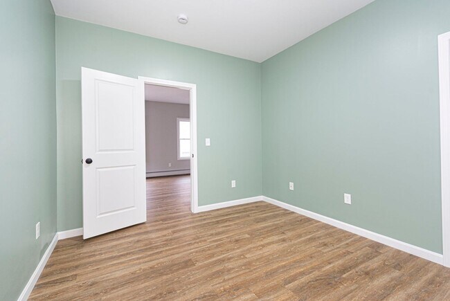 Building Photo - Remodeled 3 bedroom 1  bathroom 2nd Floor