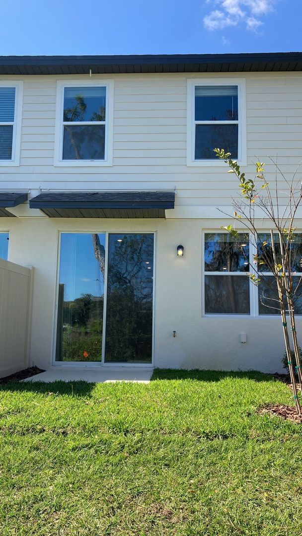 Building Photo - Like new 3 bedroom, 2.5 bathroom, 1 car ga...