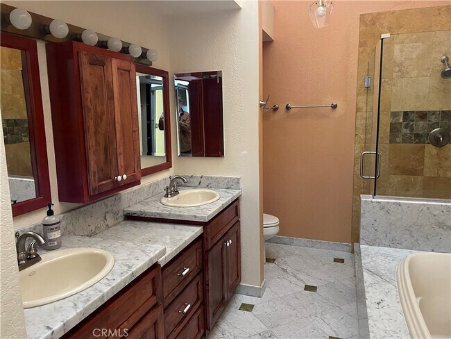 Building Photo - 844 Trinity Ln