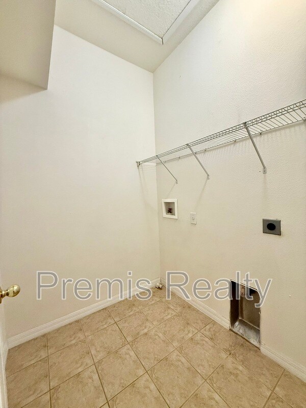 Building Photo - 2043 Strathmill Dr