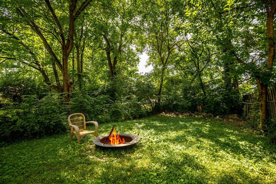 Flat Back yard for relaxation and entertainment - 5125 Carthage Ave