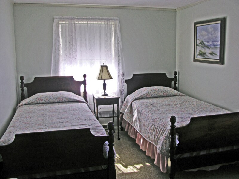 BR 2 with 2 Twin Beds - 10 Jackson St