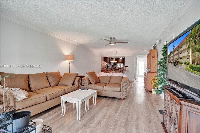 Building Photo - 9410 N Hollybrook Lake Dr