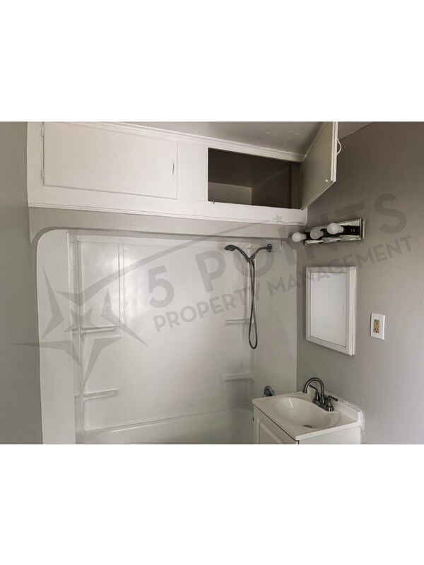 Building Photo - 4404 E 175th St