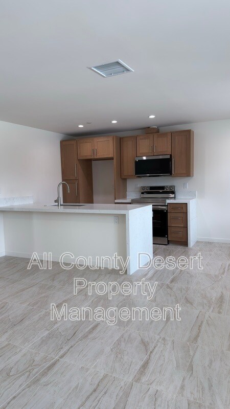 Building Photo - 517 S Mountain View Dr