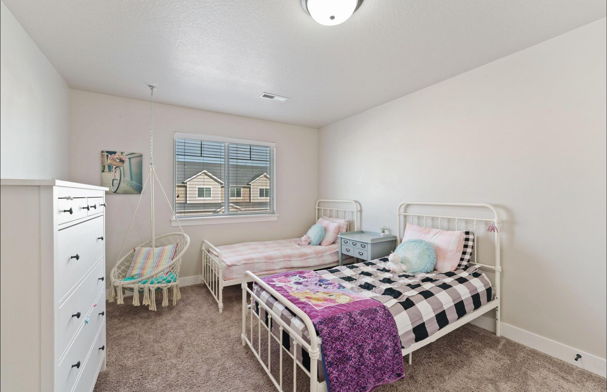 Building Photo - 203 W Silver Springs Dr