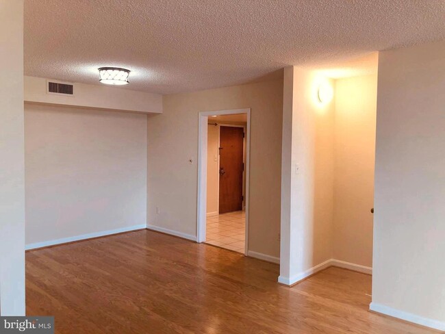 Building Photo - 1101 S Arlington Ridge Rd