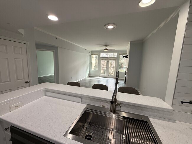 Building Photo - 405 W 7th St