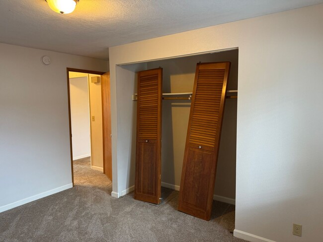 Building Photo - Cozy 2 bedroom 1 bathroom duplex in Eugene!