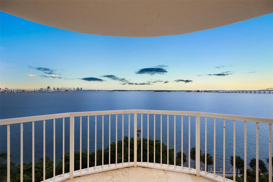 Building Photo - 1420 Brickell Bay Dr