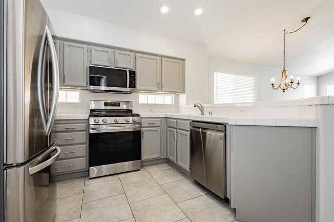 Building Photo - Peccole Ranch 3 Bed 2 Bath Gated Ascot Park Beauty