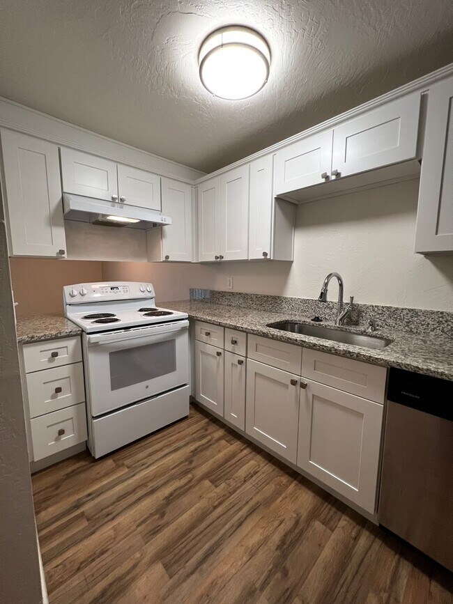 Building Photo - 2 Bedroom Condo in Lake Oswego