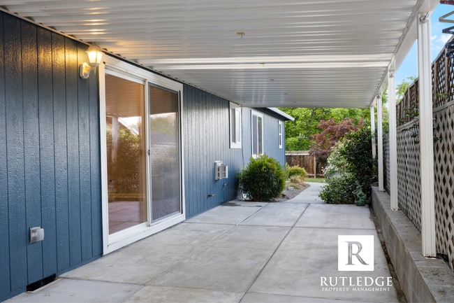 Building Photo - 3 Bedroom + Office in Central Point!