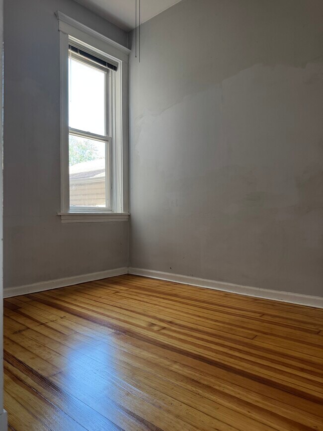 2nd floor - 1833 N Sawyer Ave