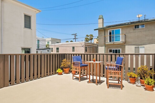 Building Photo - Privateer Duplex
