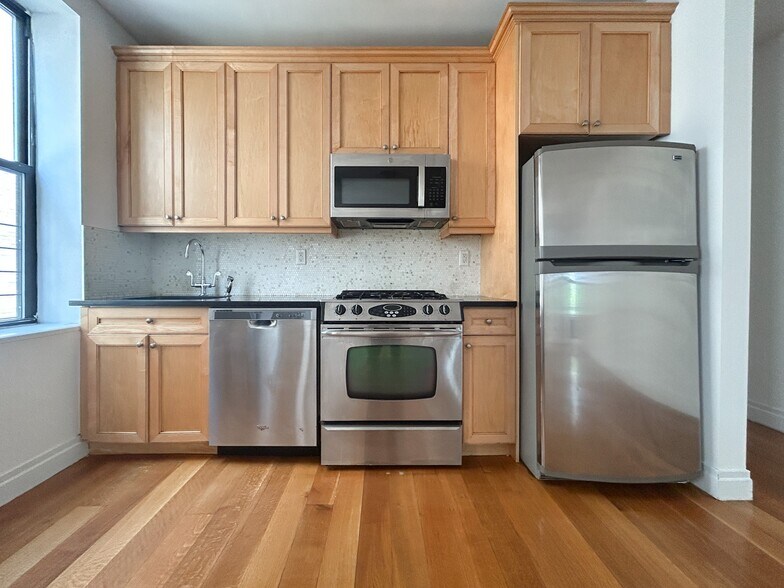 Building Photo - 609 W 137th St