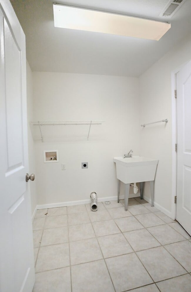 Building Photo - Three Bedroom/Two Bath/Fenced Yard/Community Pool